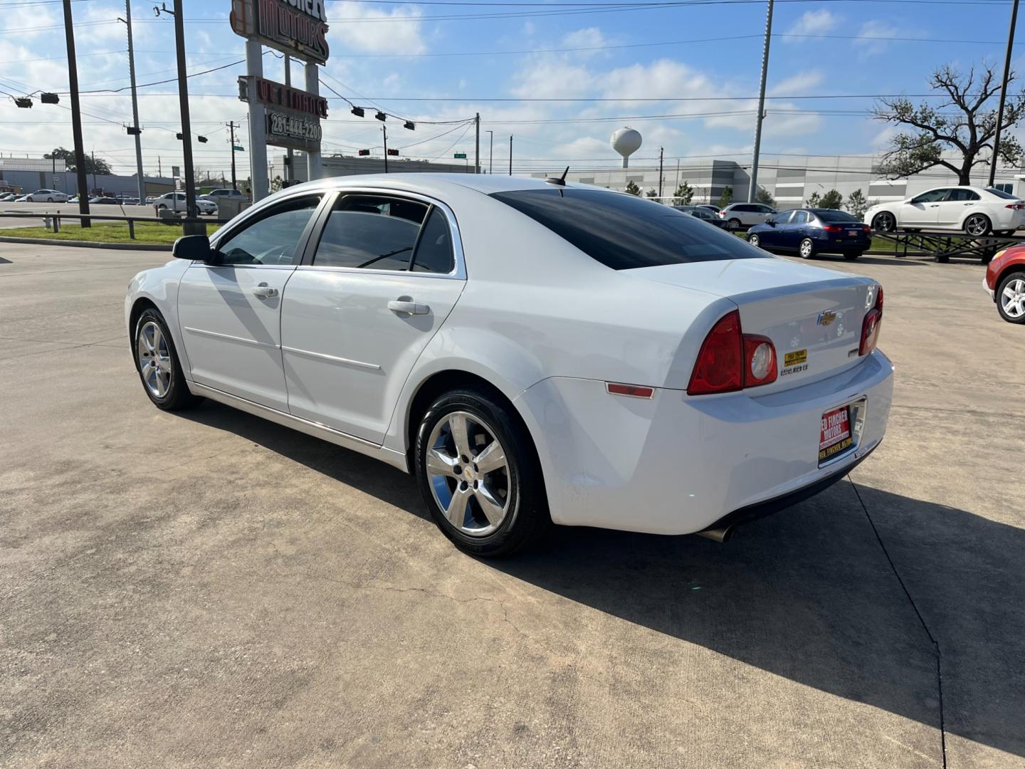 2010 white /black Chevrolet Malibu 2LT (1G1ZD5E09AF) with an 2.4L L4 DOHC 16V engine, 6-Speed Automatic transmission, located at 14700 Tomball Parkway 249, Houston, TX, 77086, (281) 444-2200, 29.928619, -95.504074 - Photo#4